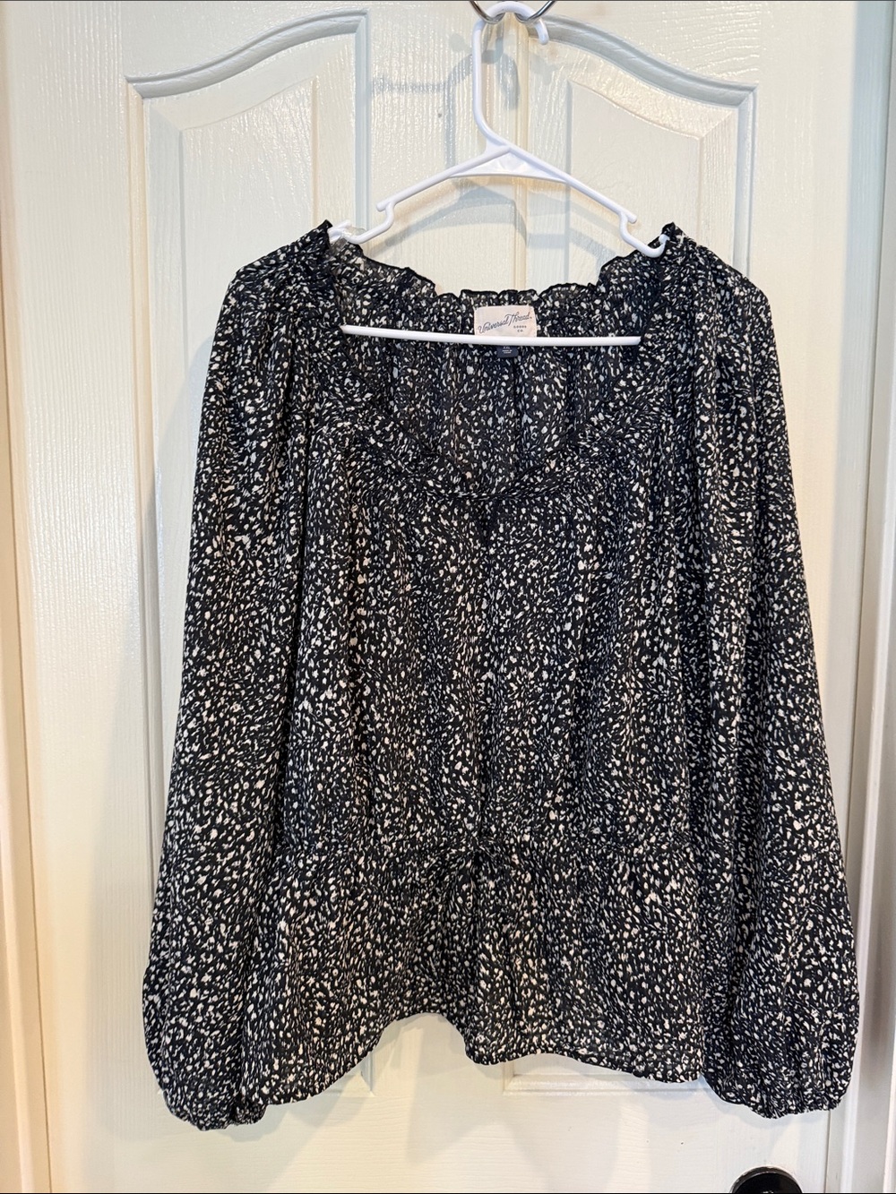 Universal Thread Black and White Printed Peasant Blouse